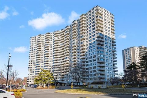 Photo of 2000 Linwood Avenue #6C, Fort Lee, NJ 07024 (MLS # 26012851)