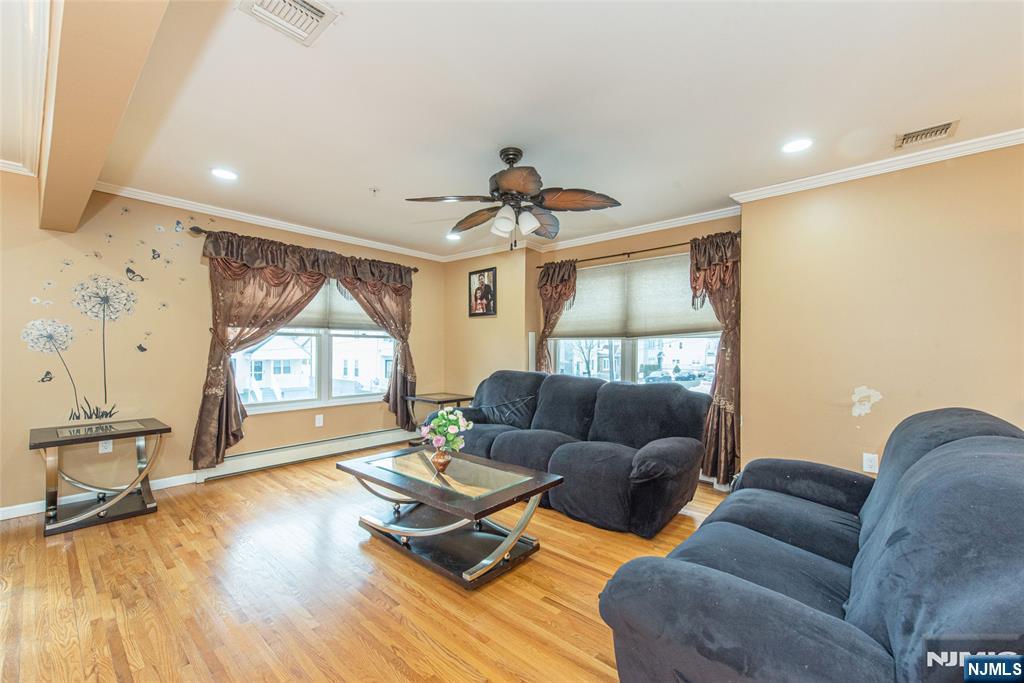 89 Plauderville Avenue 10