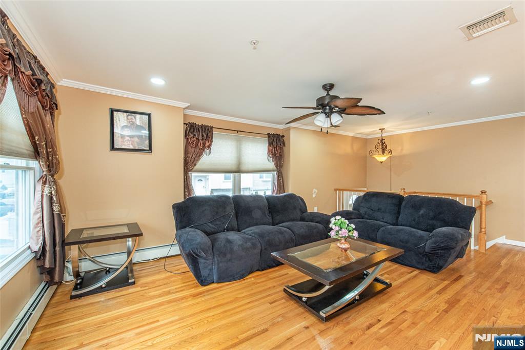 89 Plauderville Avenue 10