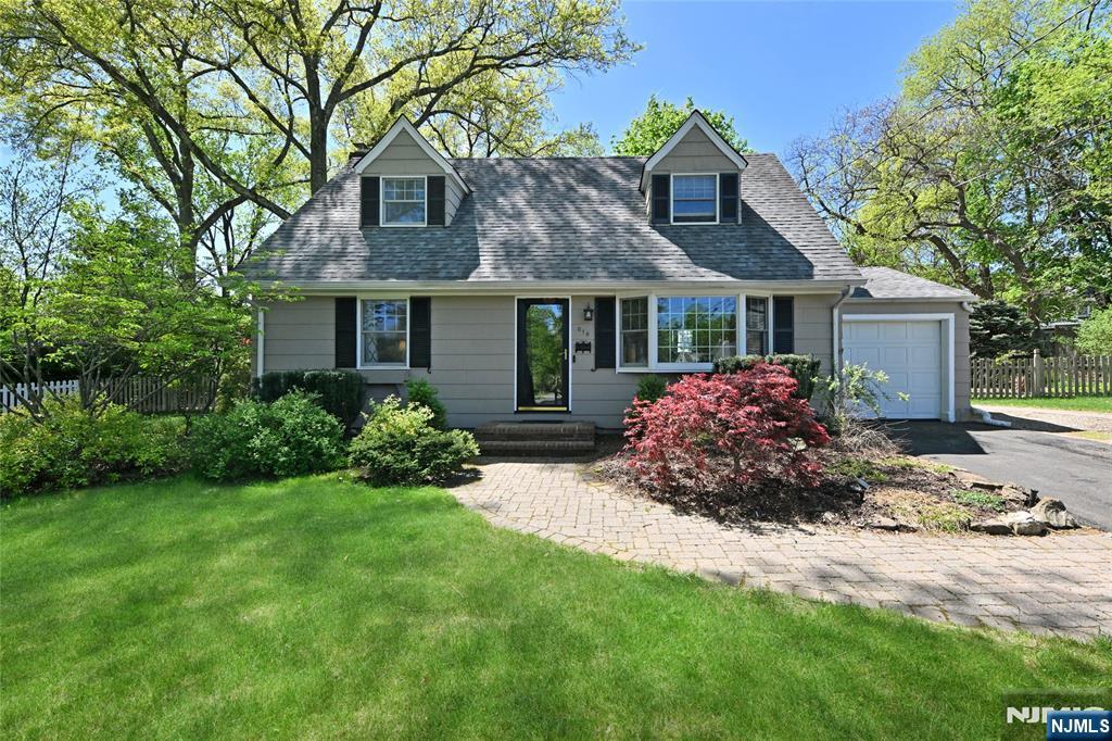 Rental Property at 618 Fox Ct, Ridgewood, New Jersey - Bedrooms: 4 
Bathrooms: 2 
Rooms: 7  - $5,000 MO.