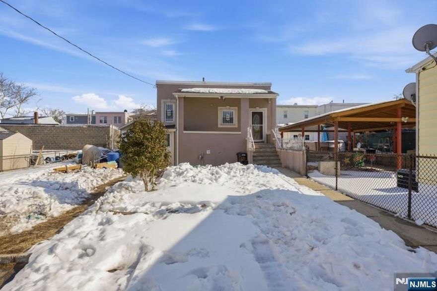 Single-family located in an excellent location close to pubic transportation, shopping, and major highways. Large lot that can accommodate 10 plus parking. Single-family home that was recently renovated.