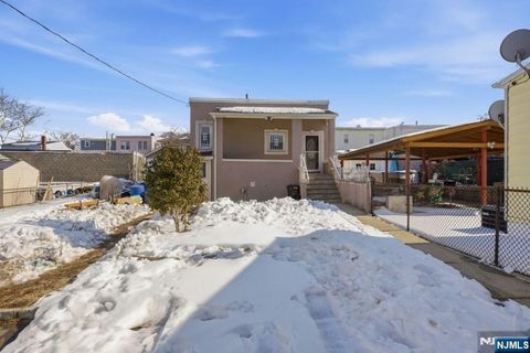 693 8th Street Newark NJ 07107