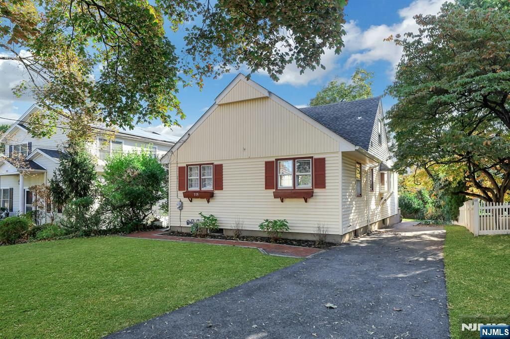 Photo of 319 Walthery Avenue, Ridgewood Village, NJ 07450 (MLS # 25031946)