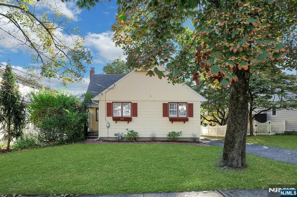 Photo of 319 Walthery Avenue, Ridgewood Village, NJ 07450 (MLS # 25031946)