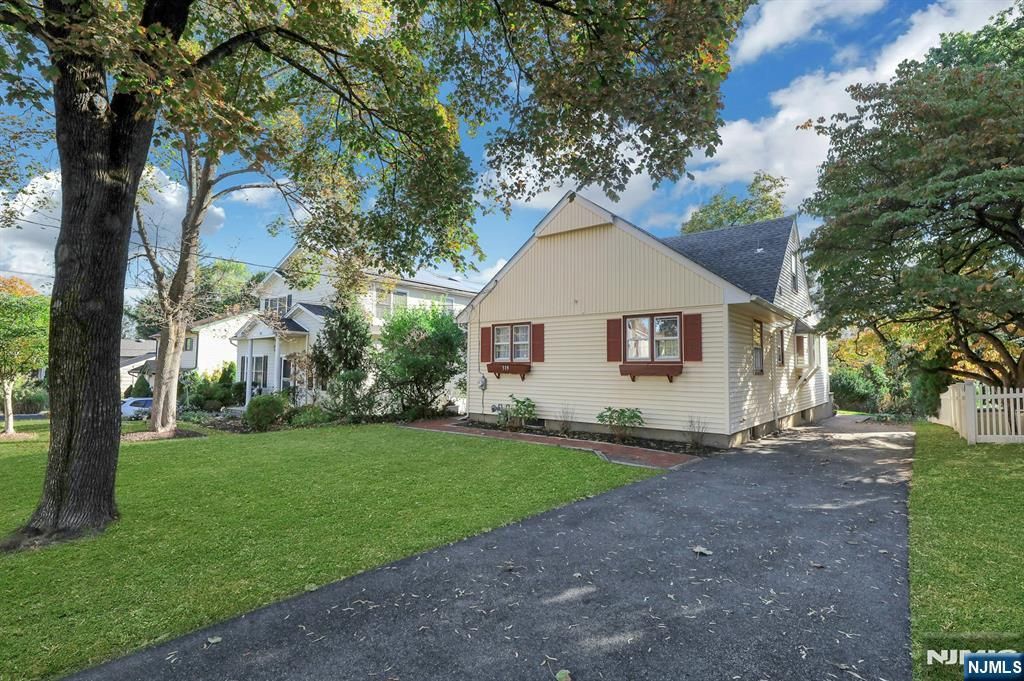 Photo of 319 Walthery Avenue, Ridgewood Village, NJ 07450 (MLS # 25031946)