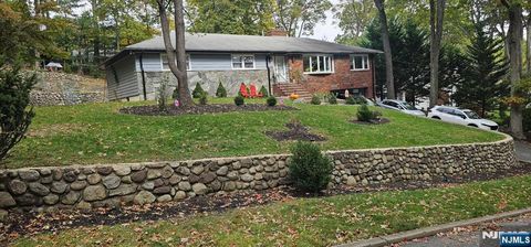 Photo of 11 Surrey Pl, Hawthorne, NJ 07506 (MLS # 25038574) Photo of 11 Surrey Pl, Hawthorne, NJ 07506 (MLS # 25038574)