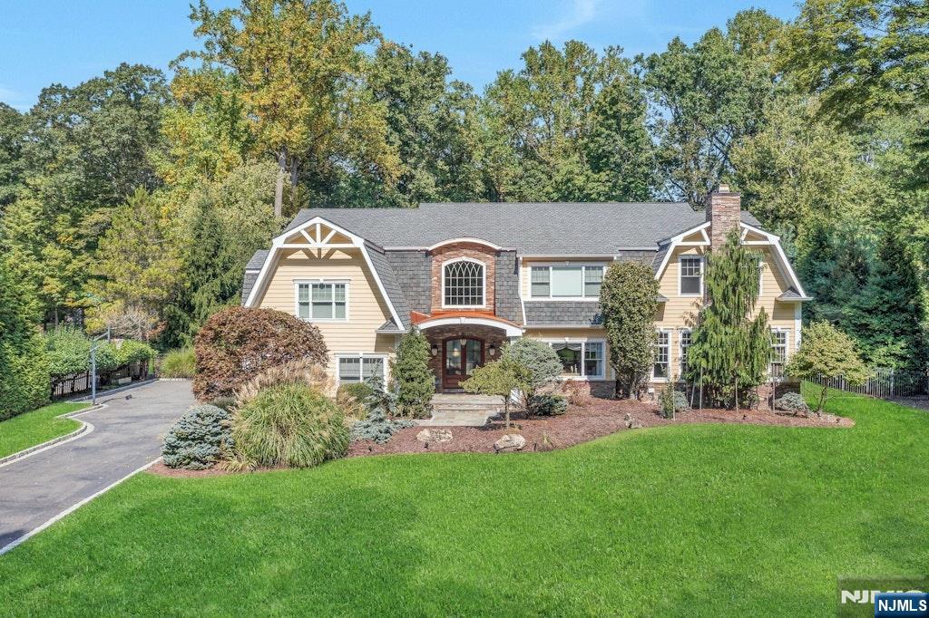 13 Split Rock Road, Upper Saddle River, New Jersey - 5 Bedrooms  
5.5 Bathrooms  
10 Rooms - 