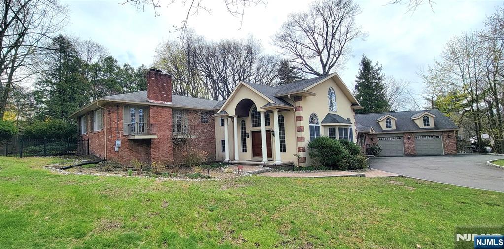 571 Knollwood Rd, Ridgewood, New Jersey - 4 Bedrooms  
3 Bathrooms  
12 Rooms - 