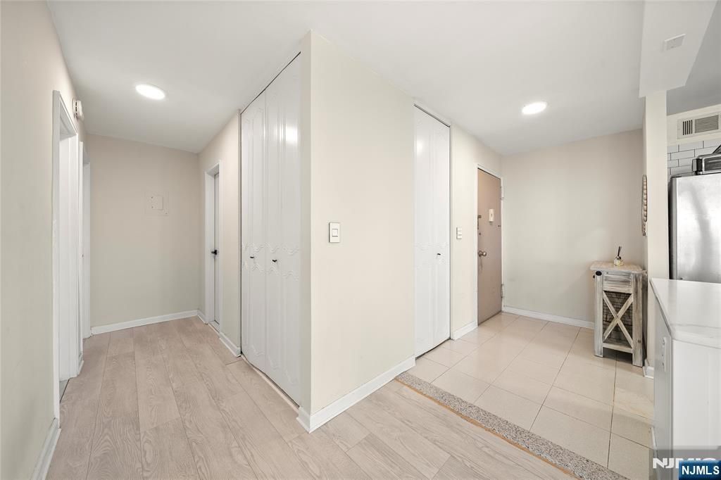 Photo of 2100 Linwood Avenue #21J, Fort Lee, NJ 07024 (MLS # 26015729)