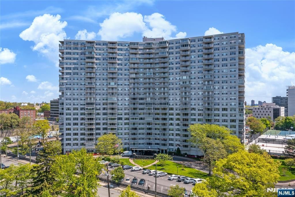 Photo of 2100 Linwood Avenue #21J, Fort Lee, NJ 07024 (MLS # 26015729)