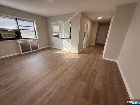 Photo of 400 Park Pl #1F, Fort Lee, NJ 07024 (MLS # 26009477)