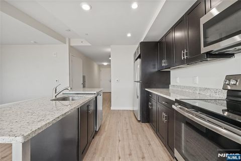 Photo of 69 Main St #1511, Fort Lee, NJ 07024 (MLS # 25042473)