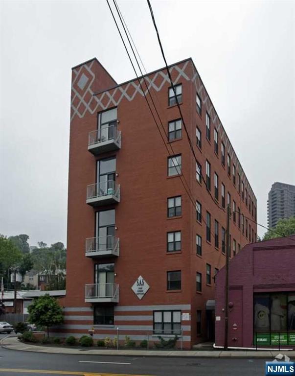 Rental Property at 840 River Rd 104, Edgewater, New Jersey - Bathrooms: 1 
Rooms: 1  - $1,650 MO.