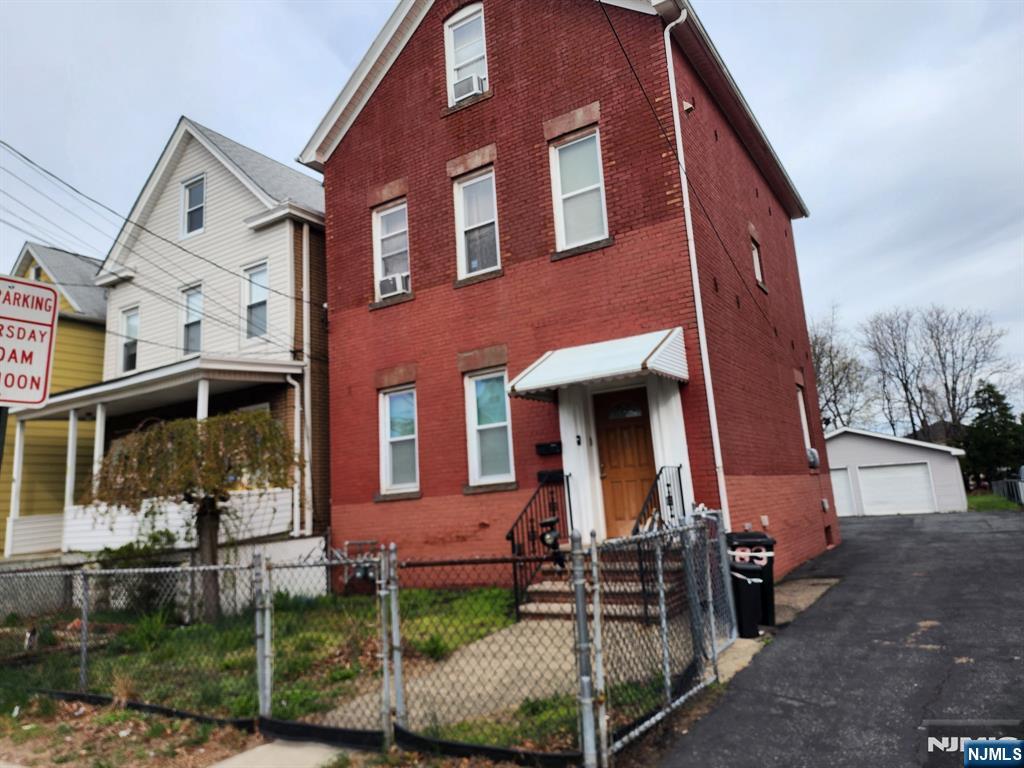 83 Plauderville Avenue