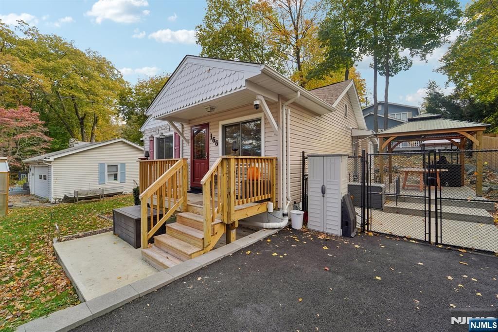 Photo of 166 Lakeview Avenue, Ringwood, NJ 07456 (MLS # 25038885)