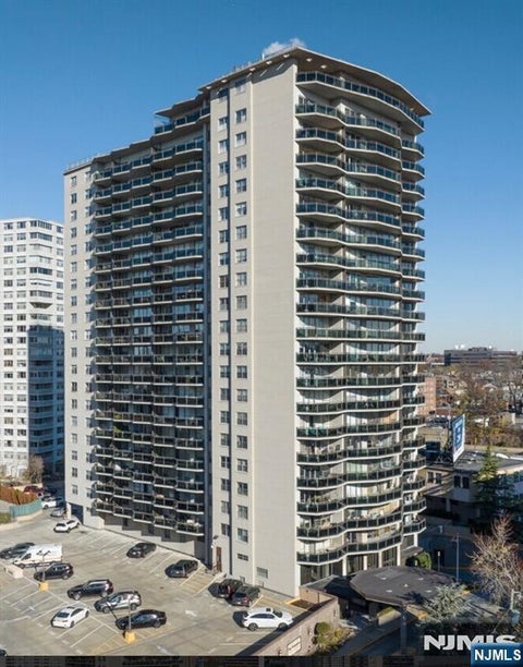 Photo of 2077 Center Avenue #7J, Fort Lee, NJ 07024 (MLS # 26037295)