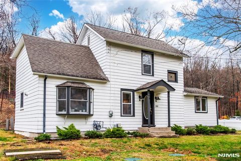 Photo of 390 Mountain Ave, Franklin Lakes, NJ 07417 (MLS # 25042802)