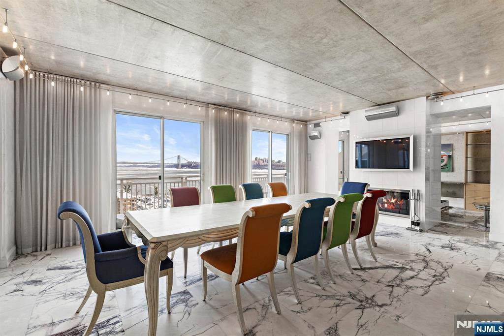 1055 River Road PH 8