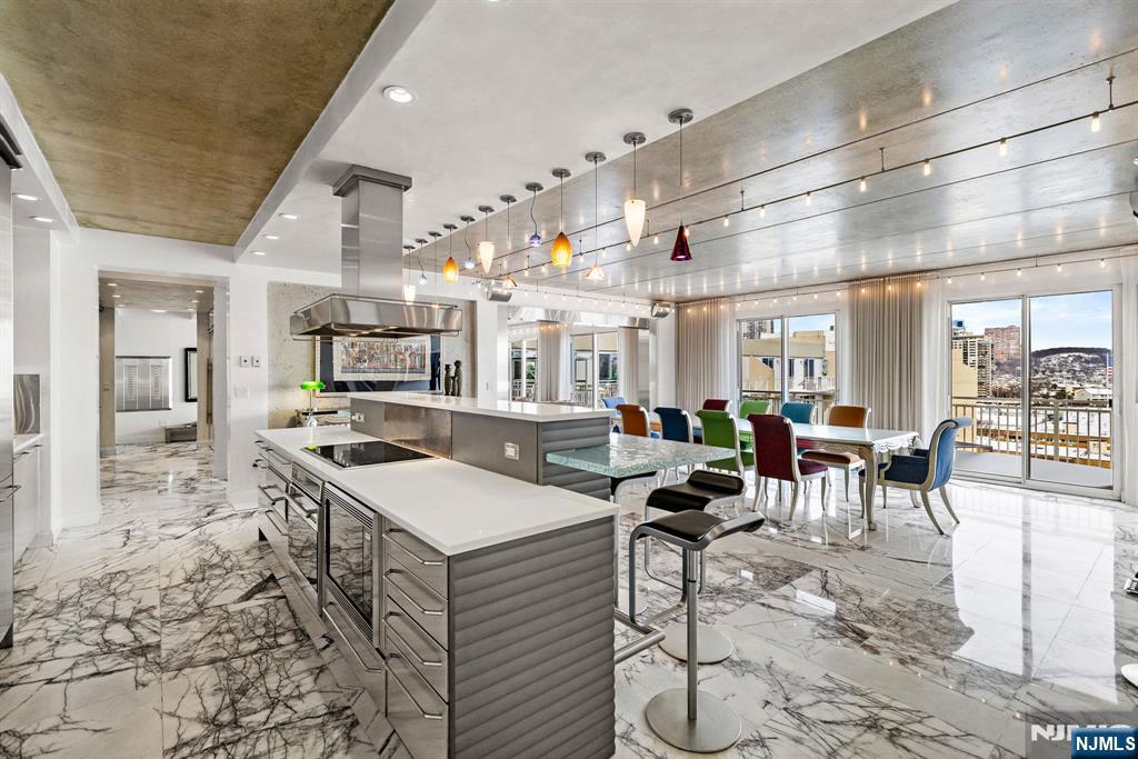 1055 River Road PH 8