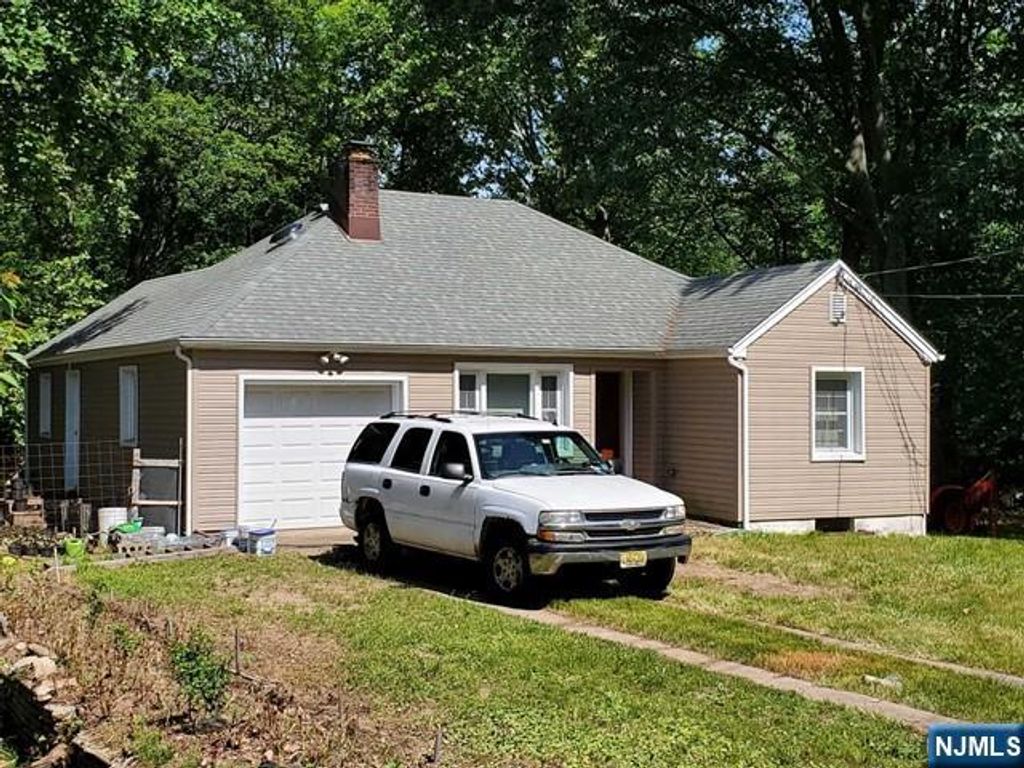 Photo of 6 Fairview Avenue, Hillsdale, NJ 07642 (MLS # 25030262)