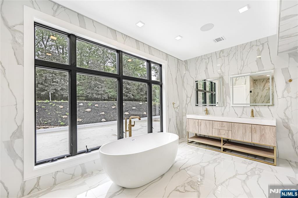 Saddle River, New Jersey 07458, United States, 5 Bedrooms Bedrooms, ,5 BathroomsBathrooms,Residential,Active,195534