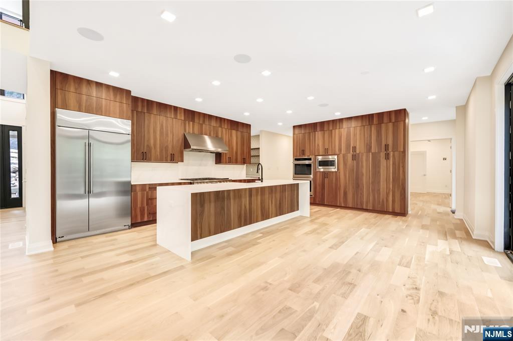 Saddle River, New Jersey 07458, United States, 5 Bedrooms Bedrooms, ,5 BathroomsBathrooms,Residential,Active,195534