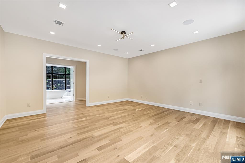 Saddle River, New Jersey 07458, United States, 5 Bedrooms Bedrooms, ,5 BathroomsBathrooms,Residential,Active,195534