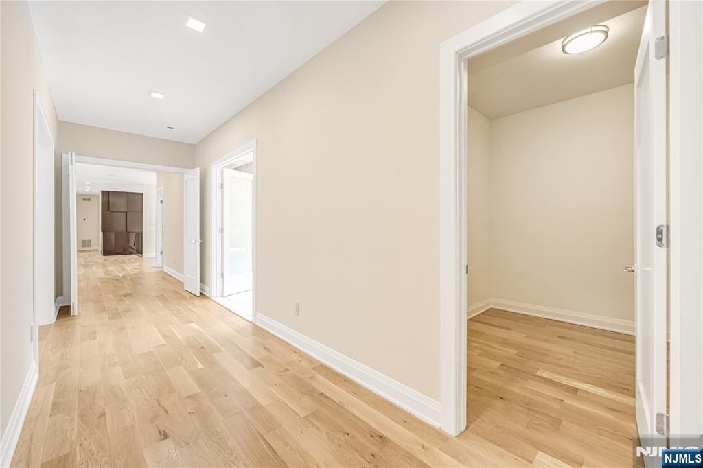 Saddle River, New Jersey 07458, United States, 5 Bedrooms Bedrooms, ,5 BathroomsBathrooms,Residential,Active,195534