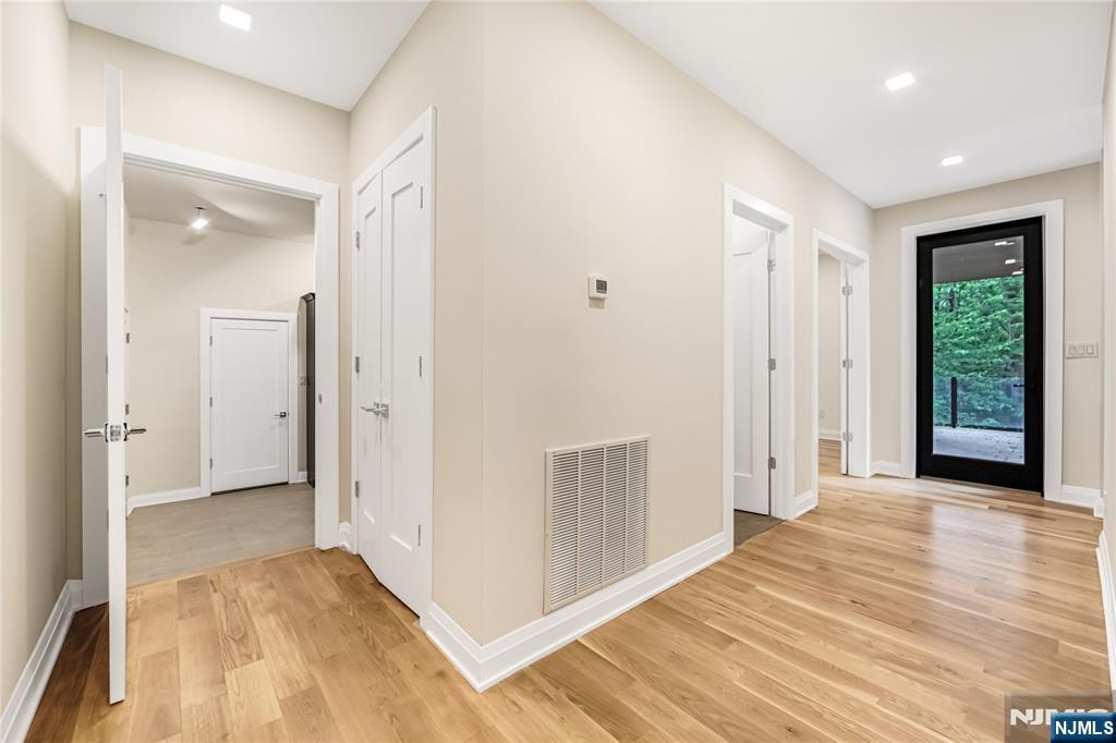 Saddle River, New Jersey 07458, United States, 5 Bedrooms Bedrooms, ,5 BathroomsBathrooms,Residential,Active,195534