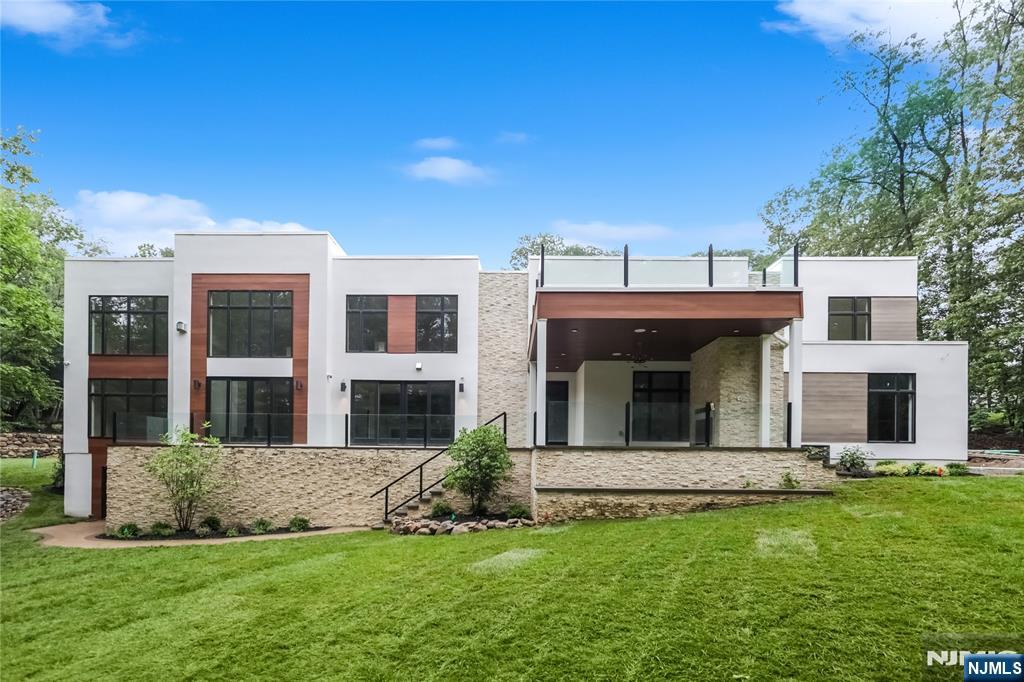 Saddle River, New Jersey 07458, United States, 5 Bedrooms Bedrooms, ,5 BathroomsBathrooms,Residential,Active,195534