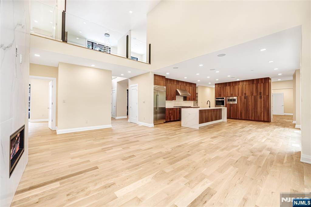 Saddle River, New Jersey 07458, United States, 5 Bedrooms Bedrooms, ,5 BathroomsBathrooms,Residential,Active,195534