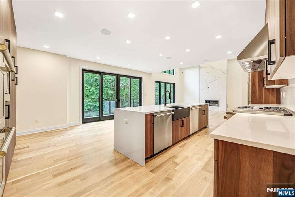 Saddle River, New Jersey 07458, United States, 5 Bedrooms Bedrooms, ,5 BathroomsBathrooms,Residential,Active,195534