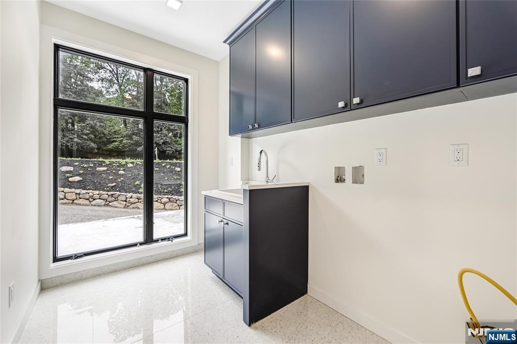 Saddle River, New Jersey 07458, United States, 5 Bedrooms Bedrooms, ,5 BathroomsBathrooms,Residential,Active,195534