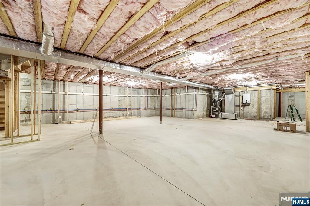 Saddle River, New Jersey 07458, United States, 5 Bedrooms Bedrooms, ,5 BathroomsBathrooms,Residential,Active,195534