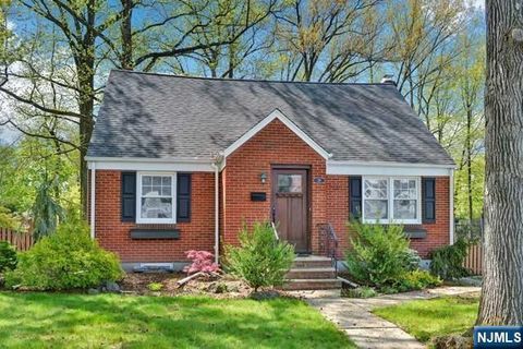 Photo of 20 Pershing Pl, Cresskill, NJ 07626 (MLS # 26015999)