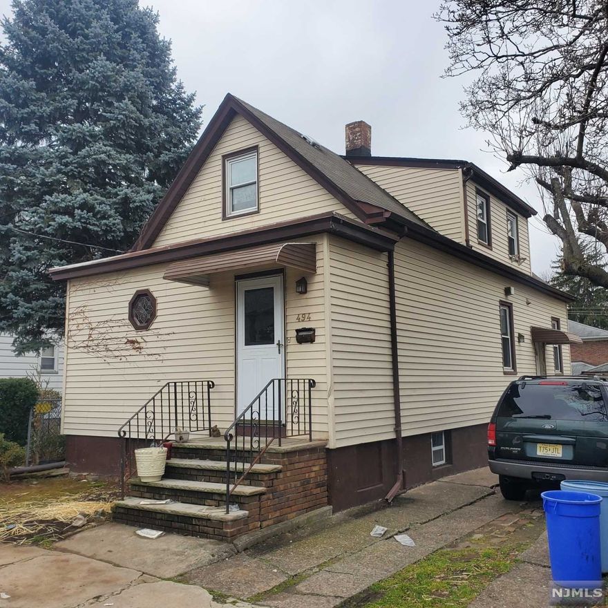 LARGE SINGLE FAMILY PROPERTY WITH 3 BEDROOMS, 1.5 BATHROOMS, DRIVEWAY, DETACHED 1 CAR GARAGE AND LARGE LOT. EASE ACCESS TO HIGHWAY, SCHOOLS, SHOPPING CENTERS AND PUBLIC TRANSPORTATION.