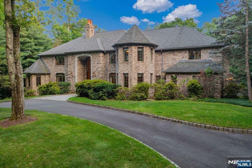 STATELY ALL BRICK MANOR OFFERS PRIVACY & ELEGANCE. THIS 6 BR GRAND ESTATE IS IMPRESSIVE & PROVIDES A TRUE LUXURY LIFE STYLE. THE PERFECT FLOOR PLAN FOR HOSTING INTIMATE OR GRAND AFFAIRS. THE 2-STORY FOYER W/SWEEPING STAIRCASE IS BEAUTIFUL & IMPRESSIVE. INVITING LIVING RM, BANQ SIZE DR, 2-STORY GRT RM W/STONE FP W/CUST BAR & DOORS TO A LARGE WRAP AROUND PATIO. A CUSTM OFFC/LIBRARY, OVERSIZED KITCH W/LRG SEATED ISLND & BRKFST RM ARE A DREAM. 1ST FL ENSTE BR,LNDRY/MUD RM & ENTRY TO 4 CAR GRG,PR COM THE 1ST FL. A GRAND MEZZANINE IS FOUND ON THE 2ND FL. A SUMPTUOUS PRIM SUITE W/FP, STTNG AREA, LUX BTH W/SAUNA & STEAM SHWR. 4 ADDT'L LARGE BR'S & 3 ADDT'L BTHS. HW FLOORS, W/ WALNUT TRIM & EXST MILL WORK THRU OUT.LWR LVL W/FP IS A WALKOUT, HIGH CLGS REC/MEDIA AREA W/BEV BAR & PR. THE REAR OASIS OFFERS A GUNITE POOL, SPA, BLT IN GRILL, CABANA W/BATH. WRAP AROUND REAR PATIO OVERLOOKS A PRIVATE LUSH YARD, CIRC DW. COME LIVE IN LUXURY IN 1 OF THE MOST COVETED ZIP CODES IN THE COUNTRY!