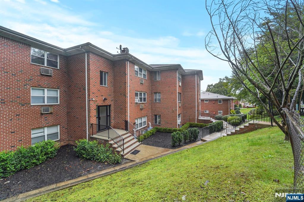 310 E Homestead Ave 13, Palisades Park, New Jersey - 1 Bedrooms  
1 Bathrooms  
3 Rooms - 