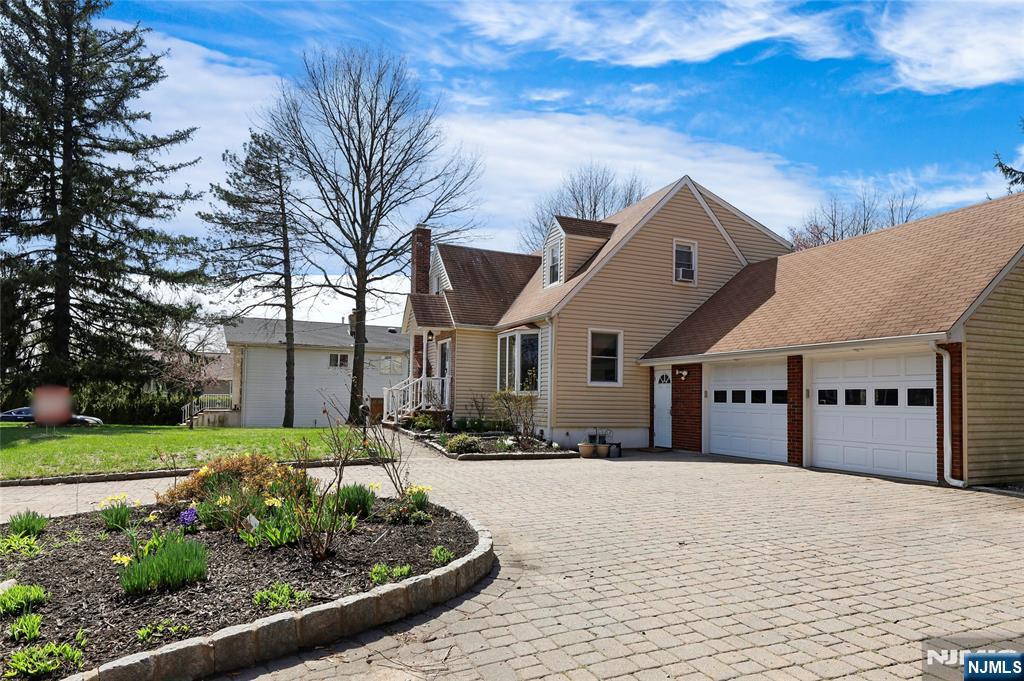 577 Forest, Paramus, New Jersey - 4 Bedrooms  
4 Bathrooms  
10 Rooms - 