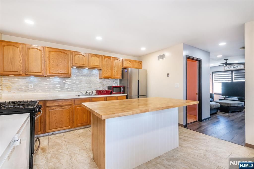 Photo of 6769 Cliff Street, Paterson, NJ 07522 (MLS # 26013088)