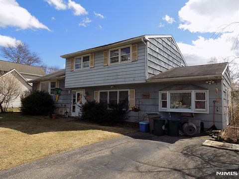 Photo of 9 Baxter Place, Pequannock Township, NJ 07440 (MLS # 26008899)