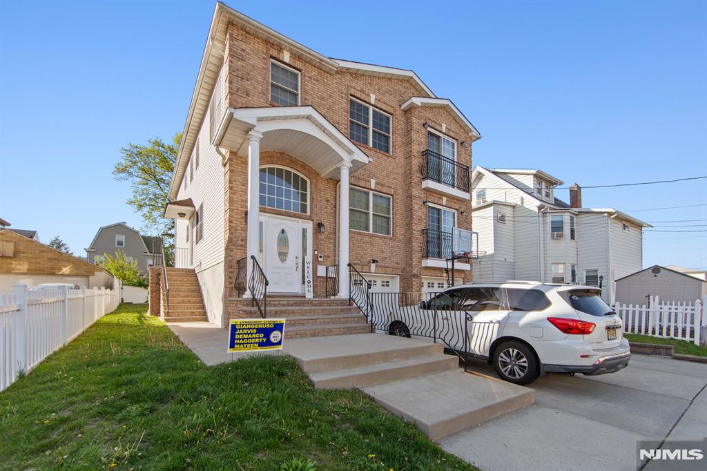 Rental Property at 351 Lewandowski St 2, Lyndhurst, New Jersey - Bedrooms: 3 
Bathrooms: 2 
Rooms: 7  - $3,150 MO.
