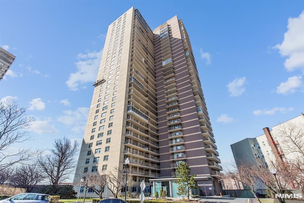Photo of 6040 Boulevard #8H, West New York, NJ 07093 (MLS # 26001845)