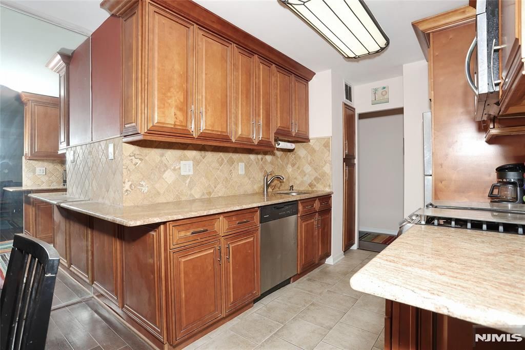 Photo of 6040 Boulevard #8H, West New York, NJ 07093 (MLS # 26001845)