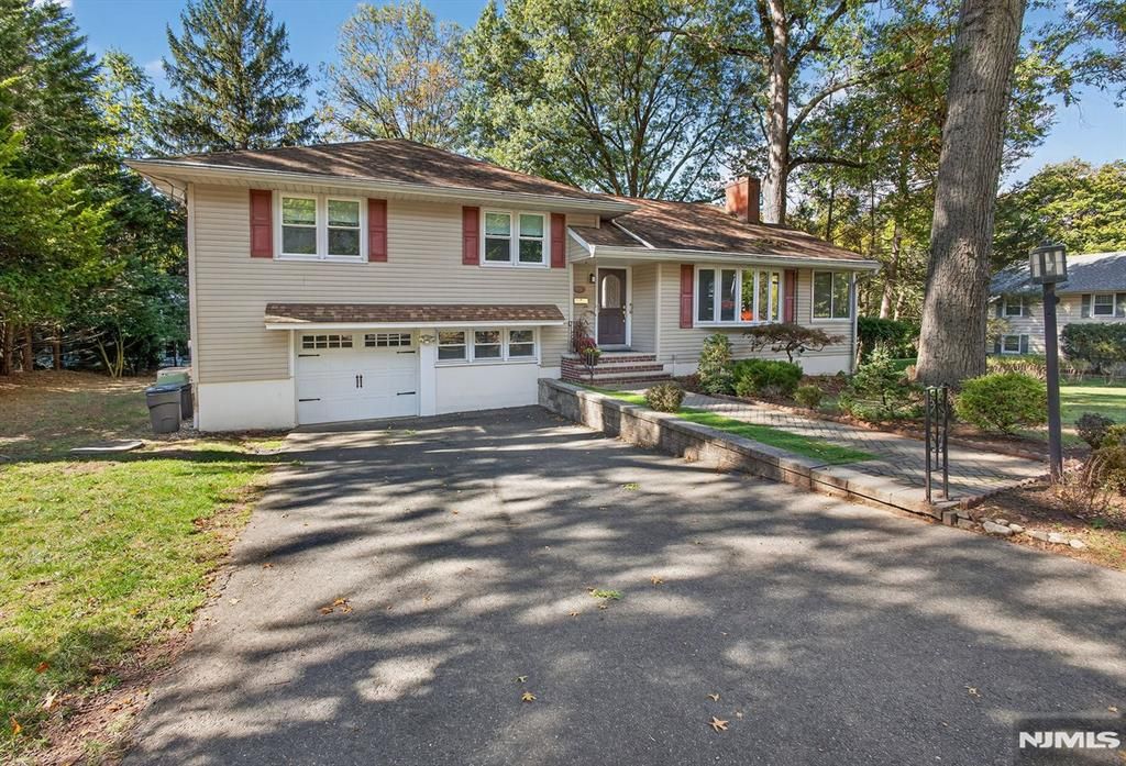 Photo of 34 Valley Road, Haworth, NJ 07641 (MLS # 25022813)
