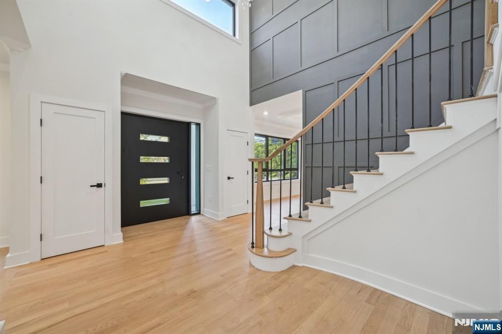 Photo of 5 Foxcroft Drive, Livingston, NJ 07039 (MLS # 26005348)