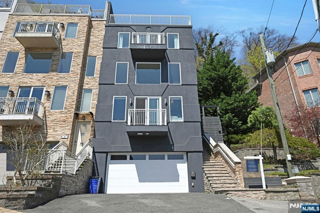 Property for Sale at 3 Oakdene Terrace 3, Edgewater, New Jersey - Bedrooms: 3 
Bathrooms: 3.5  - $1,475,000