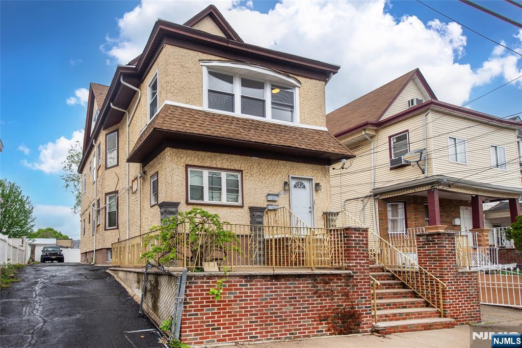 26 Prescott Ave 2, Clifton, New Jersey - 4 Bedrooms  
2 Bathrooms  
9 Rooms - 
