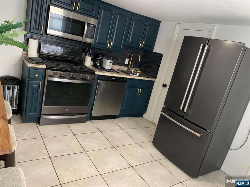 Photo of 7 Calumet Street, Newark, NJ 07105 (MLS # 25011551)