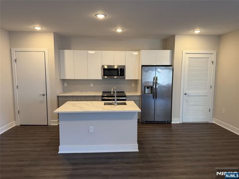 Photo of 470 Main St #703, Fort Lee, NJ 07024 (MLS # 26008999)